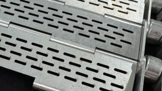 Bande transporteuse à plaques métalliques avec trou pour le refroidissement du tunnel du four de recuit de boulangerie