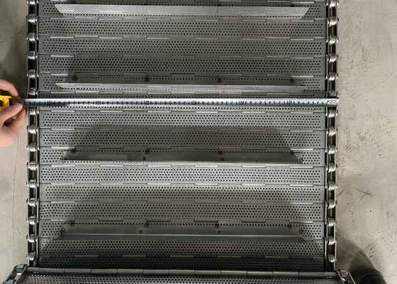 Un bon prix. Bande de conveyeur légère de Grey Stainless Steel Plate Link avec la cloison en ligne