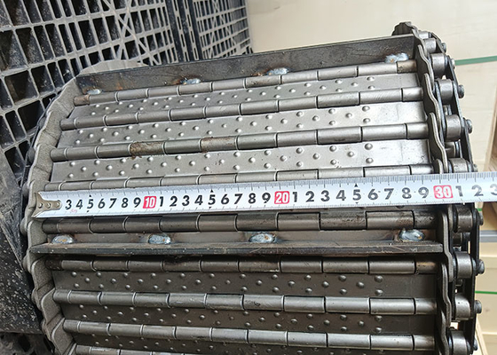 Un bon prix. Conveyeur perforé en acier CNC à tablier en ligne