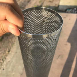 Un bon prix. Cartouche perforée de tube filtrant de tamis à mailles/tamis filtrant cylindrique de maille en métal en ligne
