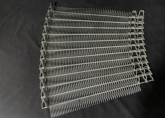 Un bon prix. Ceinture de convoyeur en treillis métallique en acier inoxydable à tige souple en spirale dans l'industrie alimentaire en ligne
