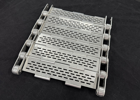 Un bon prix. Ceinture de convoyeur de liaison de plaque perforée avec plaque latérale / garde en ligne