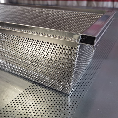 Un bon prix. Plateaux empilables perforés en acier inoxydable 304 avec poignées en ligne