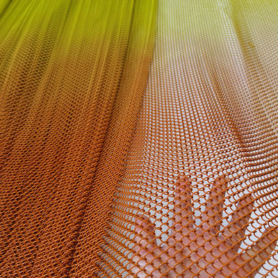 Couleur graduée Aluminium Chain Link Mesh Coil métallique rideau décoration de plafond dans un restaurant