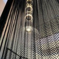 Un bon prix. Exemple de personnalisation Réseau de rideau métallique de couleur noire pour restaurant salon cloison décorative chaîne de liaison de clôture de treillis en ligne