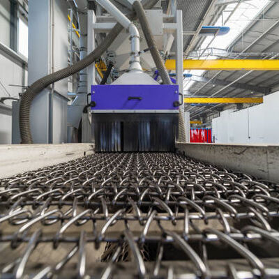 Un bon prix. Tapis roulant à mailles métalliques, entraîné par chaîne, avec une maille métallique tissée de manière conventionnelle, offrant des ouvertures dégagées pour le transfert de produits en ligne