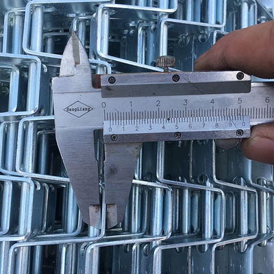 Un bon prix. Fil Mesh Conveyor Belt de plat galvanisé par nid d'abeilles en ligne