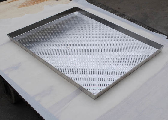 La cuisine faite sur commande faisant cuire le biscuit d'outils a perforé le plateau de cuisson en aluminium