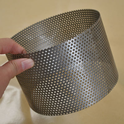 Un bon prix. adaptez le cylindre aux besoins du client de tube perforé par 304 en métal d'acier inoxydable pour le filtre de canalisation de gisement de pétrole en ligne