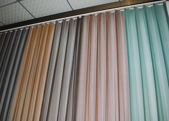 Un bon prix. Le GV a adapté la draperie aux besoins du client de bobine en métal d'alliage d'aluminium pour Mesh Curtain en ligne